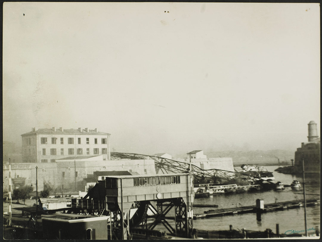 La pile sud du Pont Transbordeur après démolition septembre 1945 coll. Musée d'Histoire de Marseille